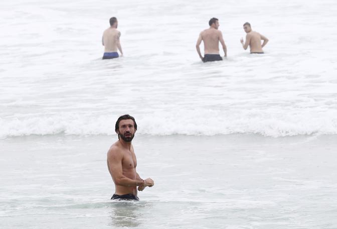 Andrea Pirlo dopo il gol al Maracan e la 100a partita in azzurro, si concede un bagno al mare con i compagni di squadra
